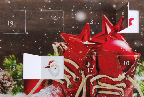 Detailansicht einer Adventkarte: ein geöffneten Türchen mit Weihnachtsmann-Symbol 