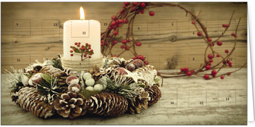 Eine Adventkarte mit einem Adventskranz aus Tannenzweigen und einer warm leuchtenden Kerze mit Weihnachtsbeeren und Holzhintergrund