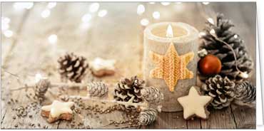 2025 für Firmen | Kategorie Weihnachtliche  Fotoimpressionen | Motiv: Kerze mit Tannenzapfen - Artikel Nummer 41892